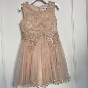 Girls size 4 formal /party dress 👗 in taupe
